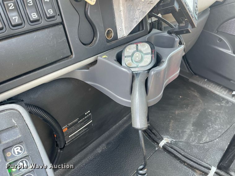 image for item DS8861 2012 International 4300  spreader truck