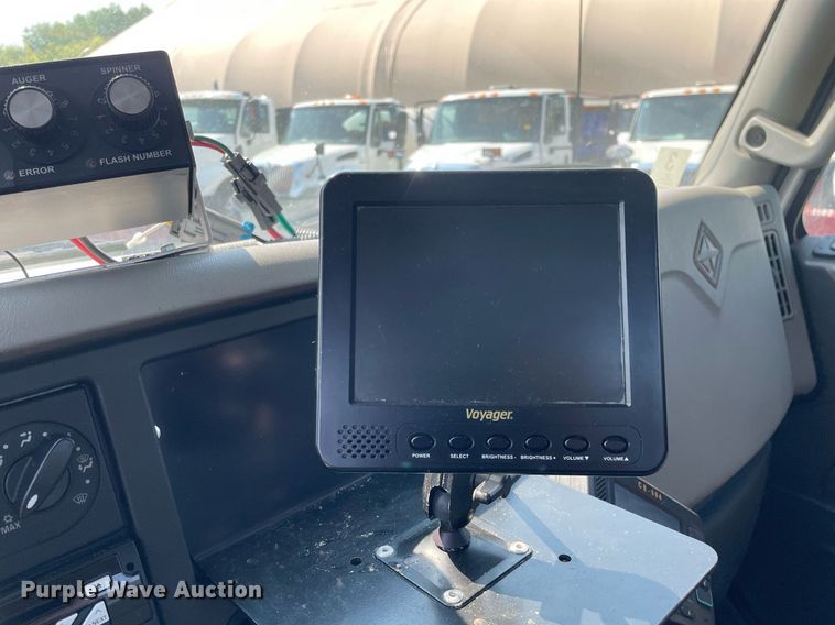 image for item DS8861 2012 International 4300  spreader truck