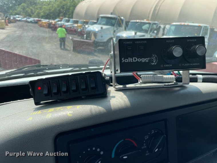 image for item DS8861 2012 International 4300  spreader truck