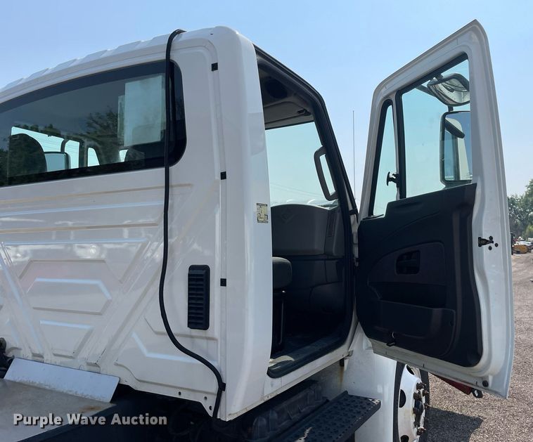 image for item DS8861 2012 International 4300  spreader truck