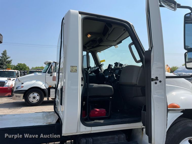 image for item DS8861 2012 International 4300  spreader truck