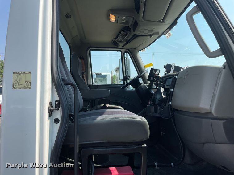 image for item DS8861 2012 International 4300  spreader truck