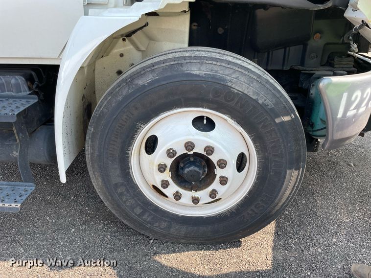 image for item DS8861 2012 International 4300  spreader truck