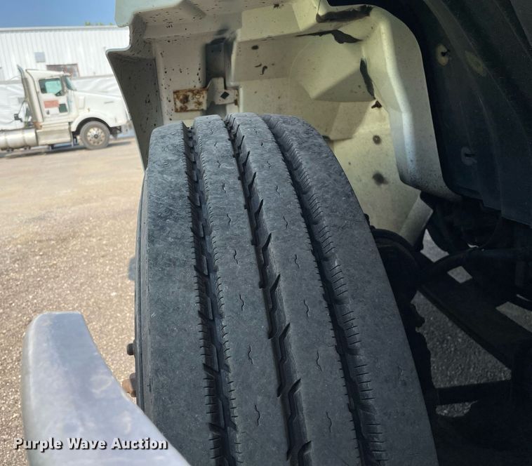 image for item DS8861 2012 International 4300  spreader truck