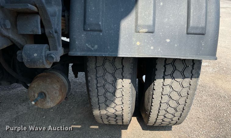 image for item DS8861 2012 International 4300  spreader truck