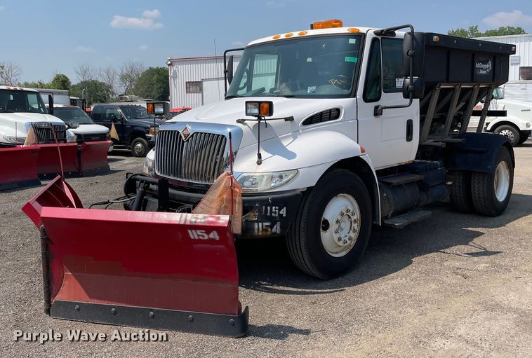 image for item DS8862 2004 International 4300  spreader truck