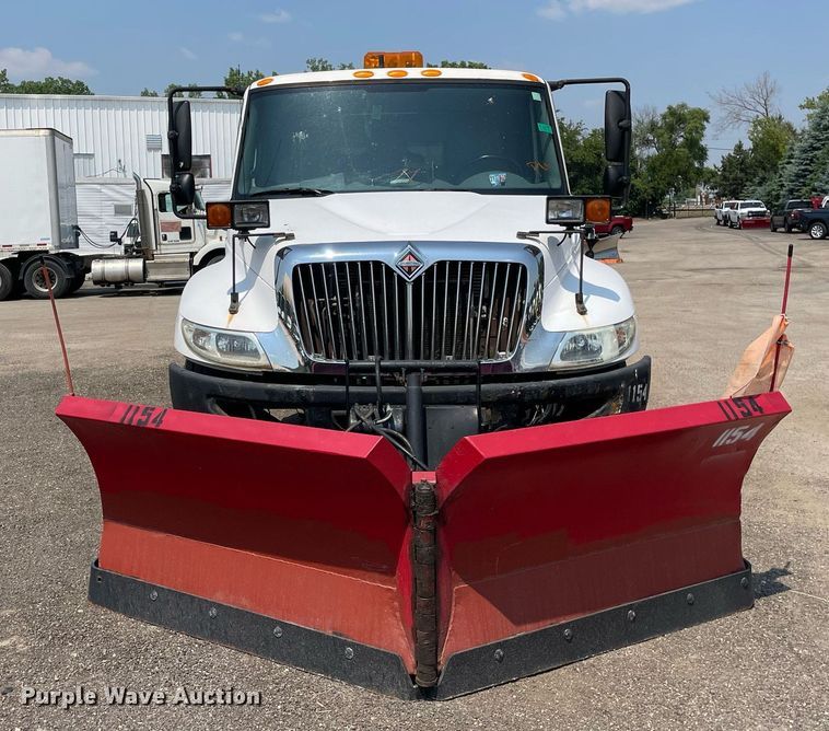 image for item DS8862 2004 International 4300  spreader truck