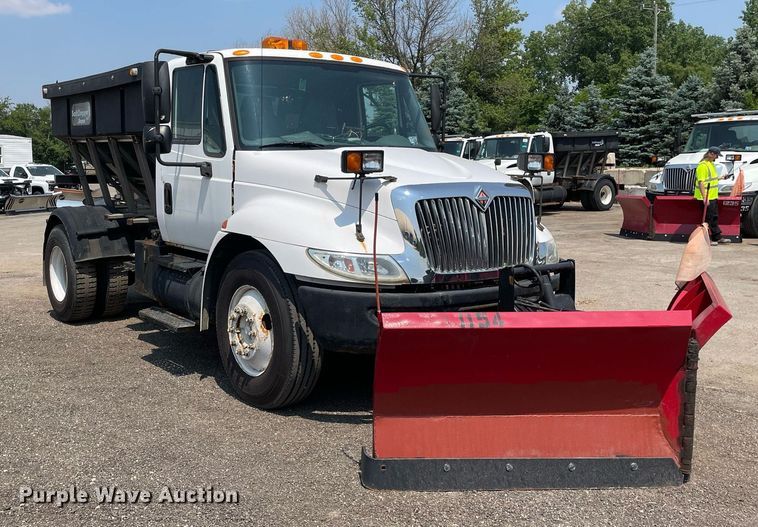 image for item DS8862 2004 International 4300  spreader truck