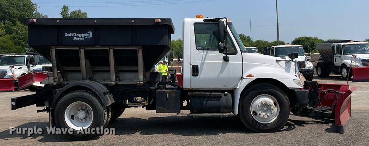 image for item DS8862 2004 International 4300  spreader truck