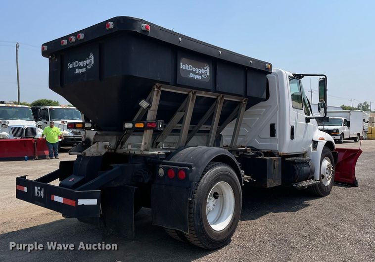 image for item DS8862 2004 International 4300  spreader truck