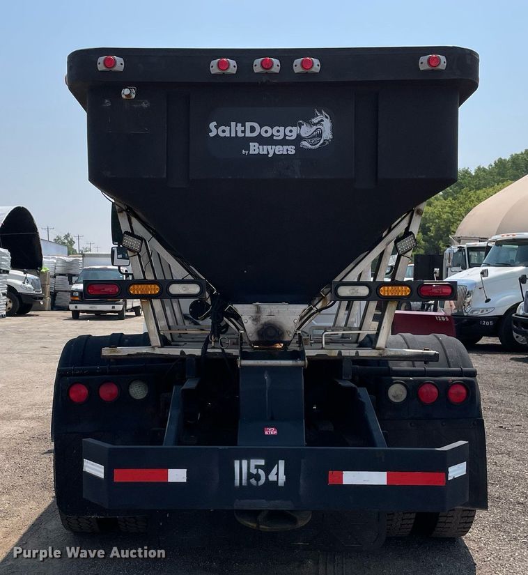 image for item DS8862 2004 International 4300  spreader truck