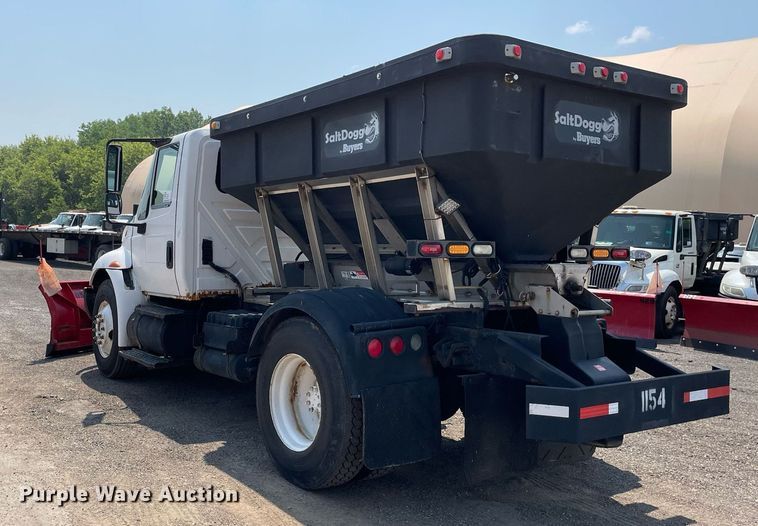 image for item DS8862 2004 International 4300  spreader truck