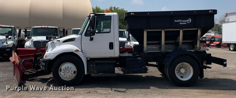image for item DS8862 2004 International 4300  spreader truck