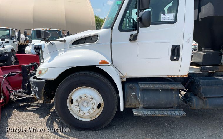 image for item DS8862 2004 International 4300  spreader truck