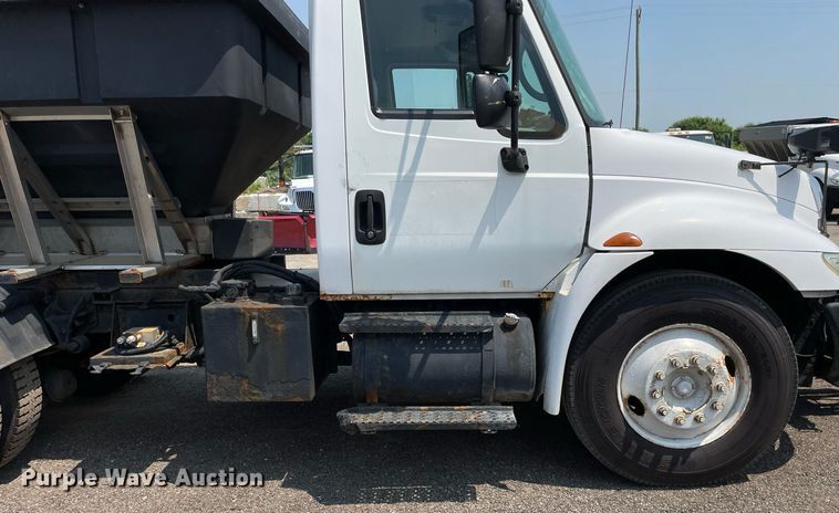 image for item DS8862 2004 International 4300  spreader truck