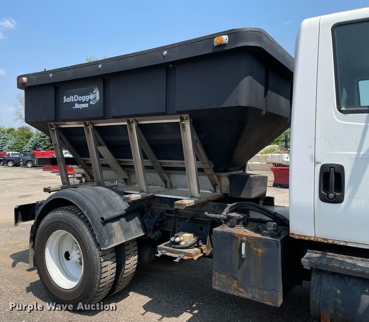 image for item DS8862 2004 International 4300  spreader truck