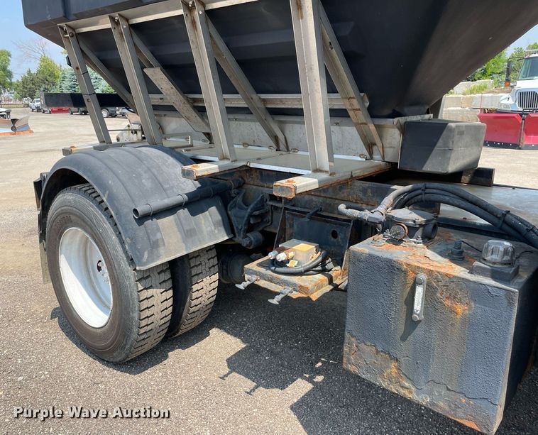 image for item DS8862 2004 International 4300  spreader truck
