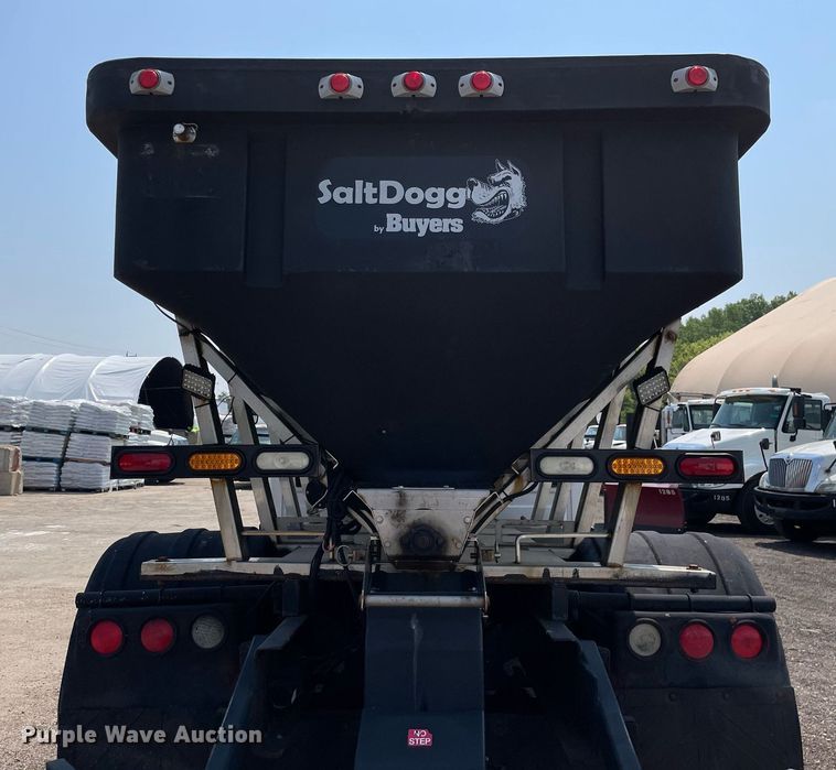 image for item DS8862 2004 International 4300  spreader truck