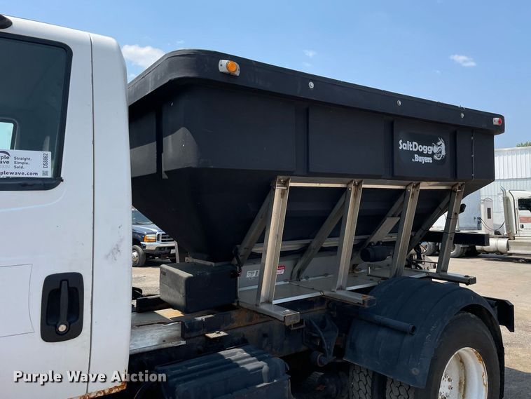 image for item DS8862 2004 International 4300  spreader truck