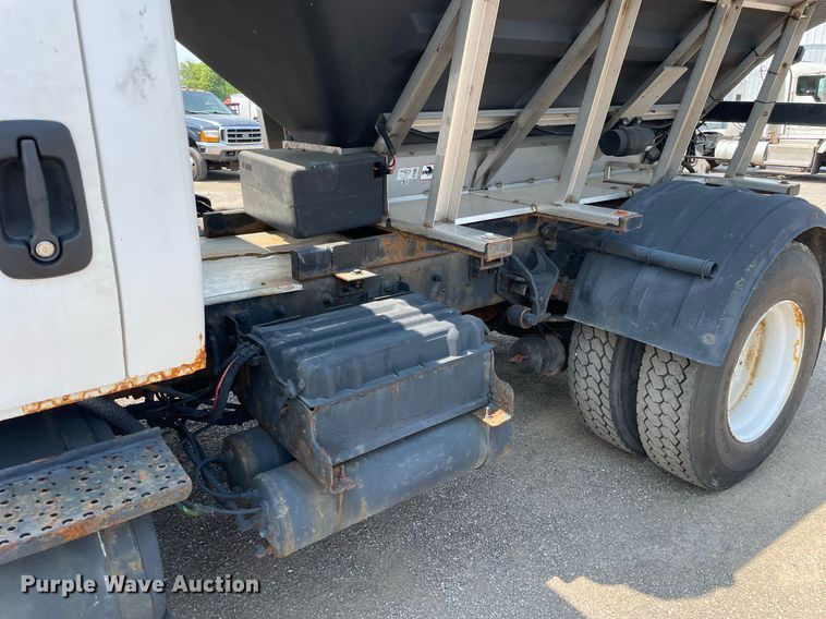 image for item DS8862 2004 International 4300  spreader truck