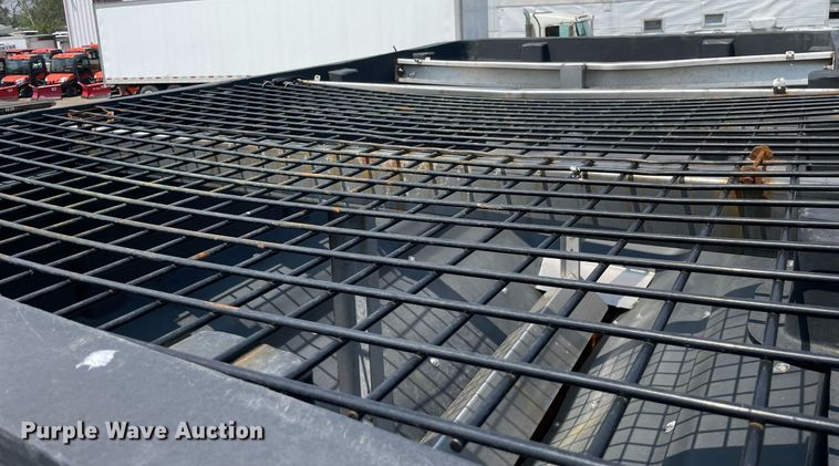 image for item DS8862 2004 International 4300  spreader truck