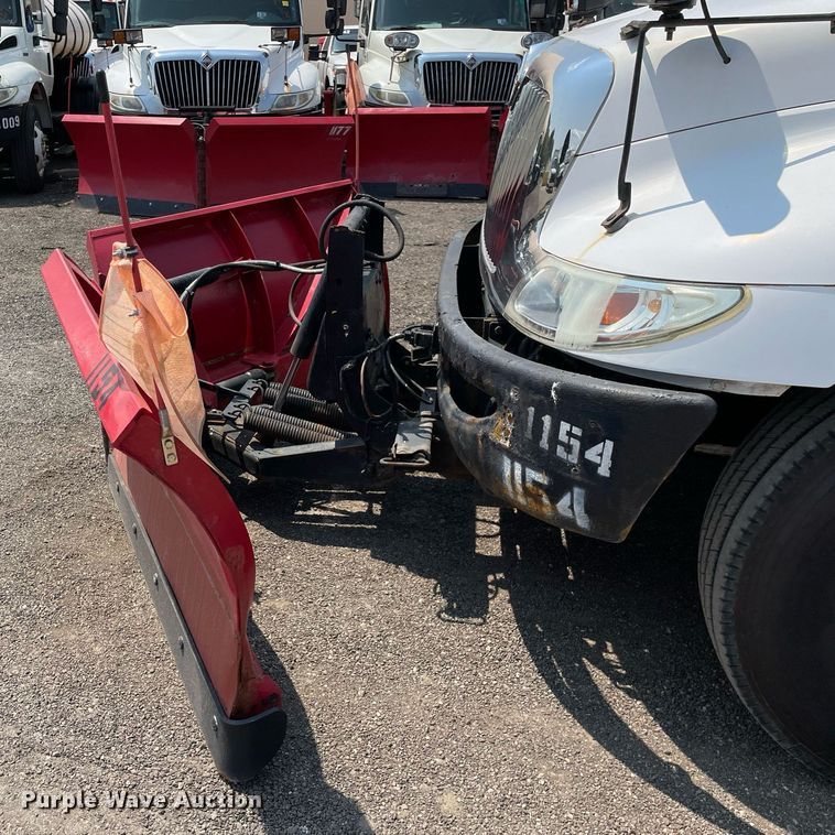 image for item DS8862 2004 International 4300  spreader truck