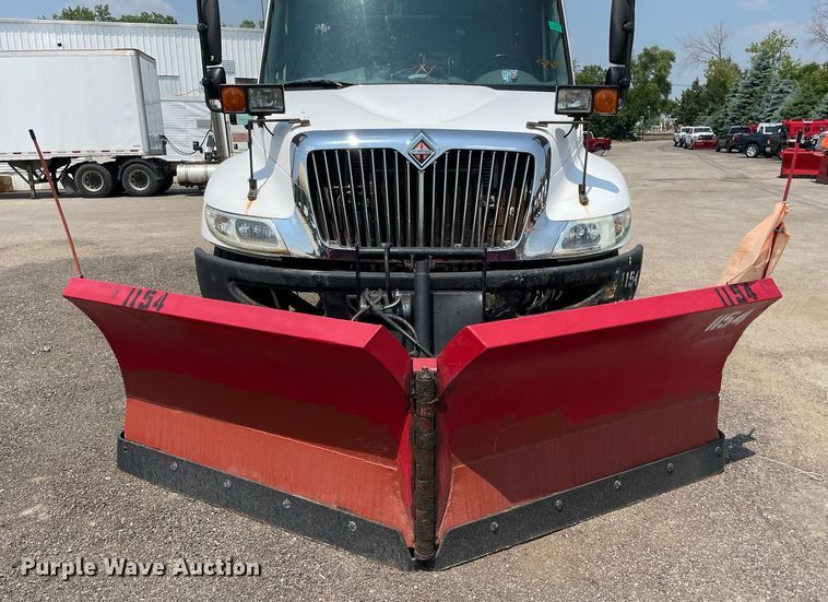 image for item DS8862 2004 International 4300  spreader truck