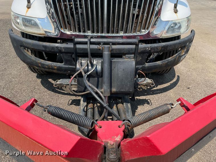 image for item DS8862 2004 International 4300  spreader truck