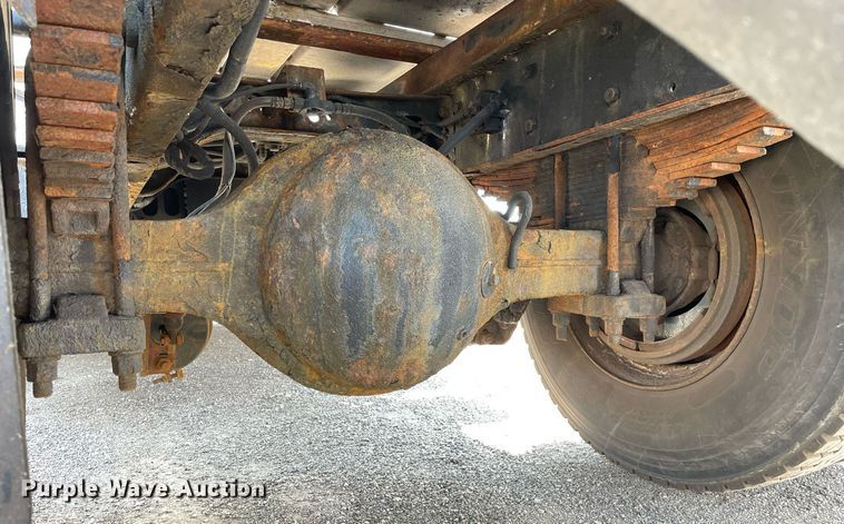 image for item DS8862 2004 International 4300  spreader truck