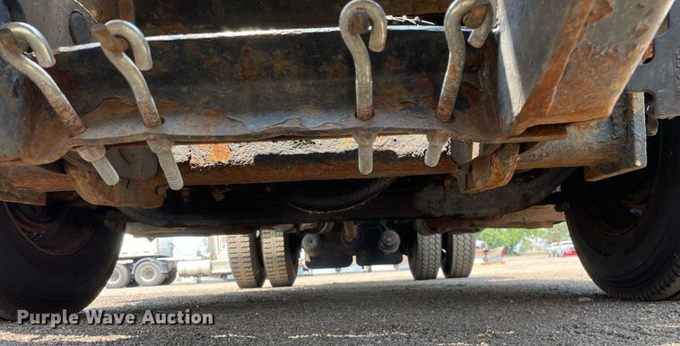 image for item DS8862 2004 International 4300  spreader truck