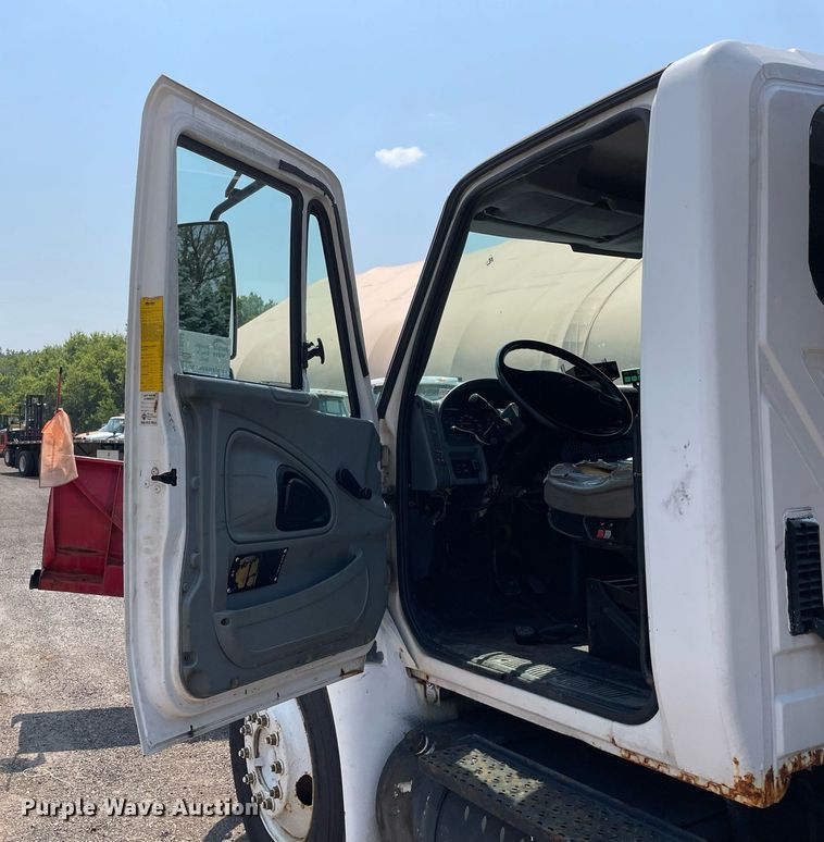 image for item DS8862 2004 International 4300  spreader truck