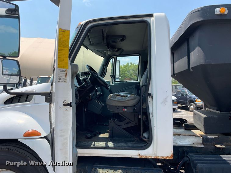 image for item DS8862 2004 International 4300  spreader truck