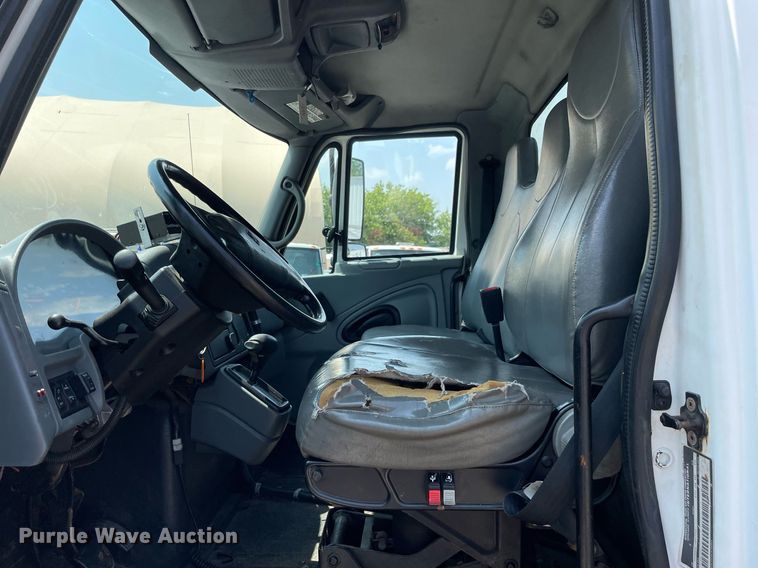 image for item DS8862 2004 International 4300  spreader truck