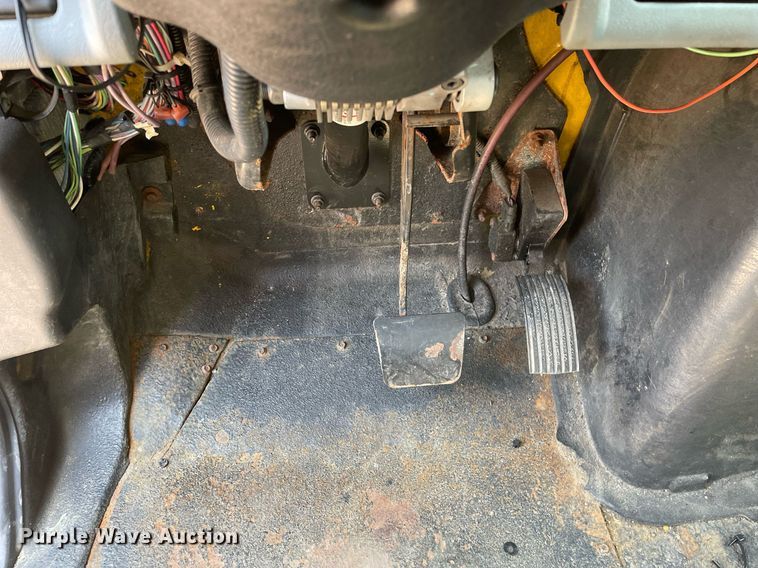 image for item DS8862 2004 International 4300  spreader truck