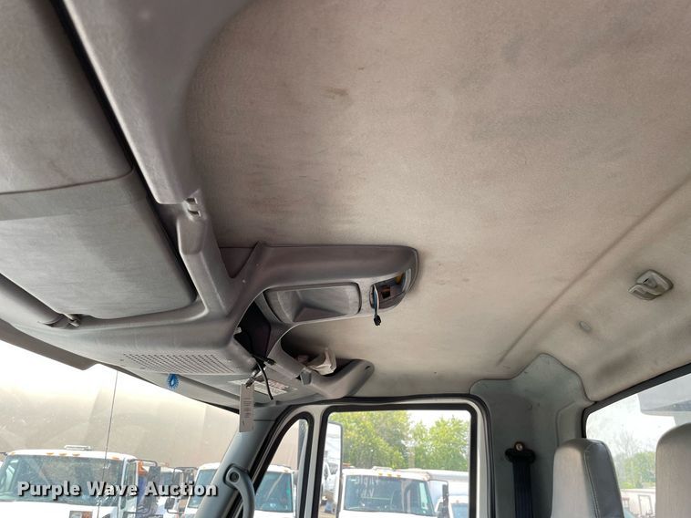 image for item DS8862 2004 International 4300  spreader truck