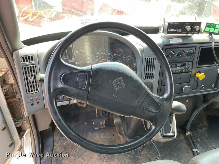 image for item DS8862 2004 International 4300  spreader truck