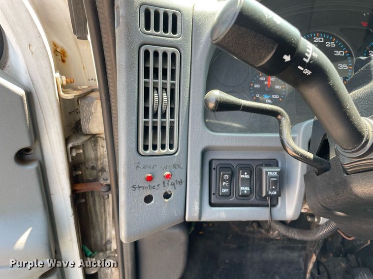 image for item DS8862 2004 International 4300  spreader truck