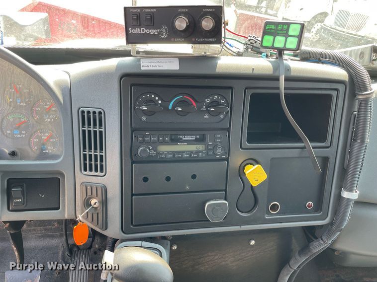 image for item DS8862 2004 International 4300  spreader truck