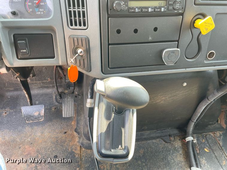 image for item DS8862 2004 International 4300  spreader truck