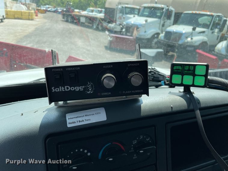 image for item DS8862 2004 International 4300  spreader truck