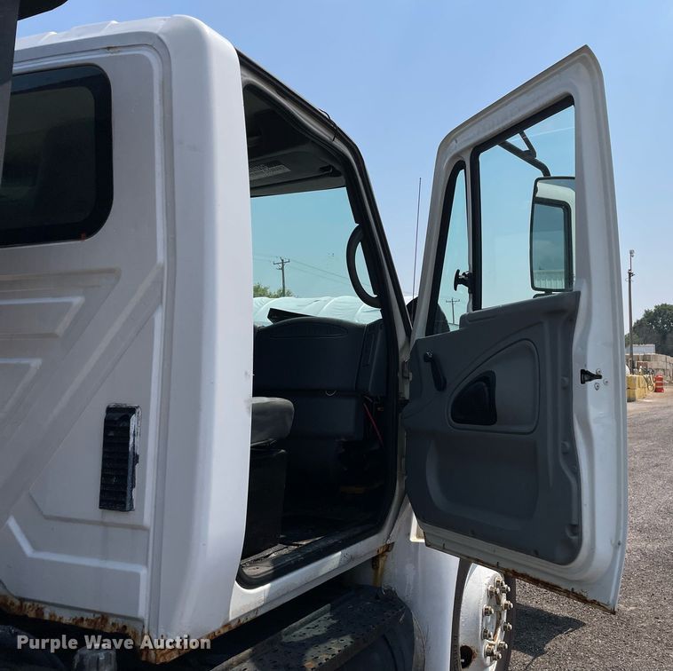 image for item DS8862 2004 International 4300  spreader truck