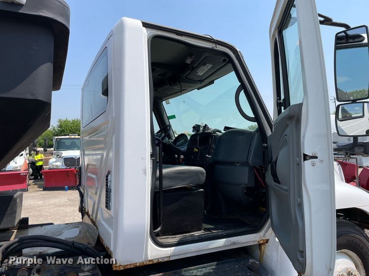 image for item DS8862 2004 International 4300  spreader truck