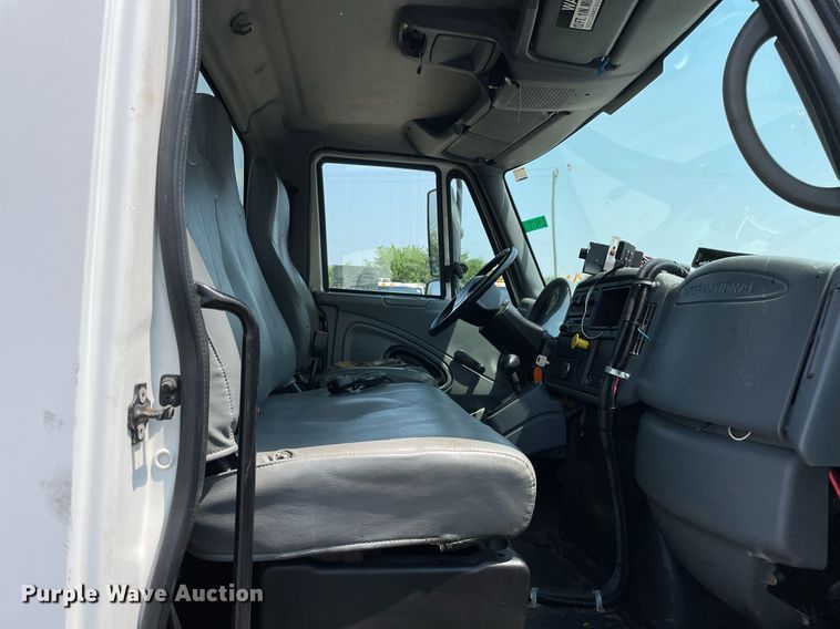 image for item DS8862 2004 International 4300  spreader truck