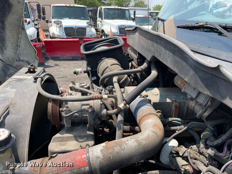 image for item DS8862 2004 International 4300  spreader truck