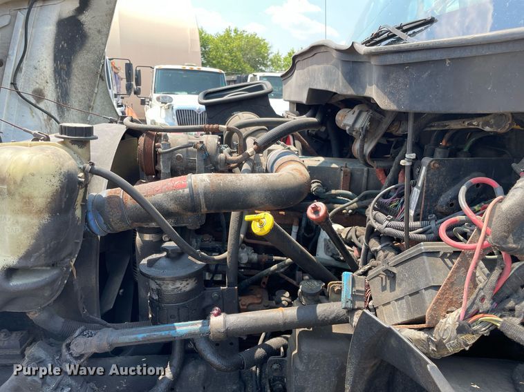 image for item DS8862 2004 International 4300  spreader truck