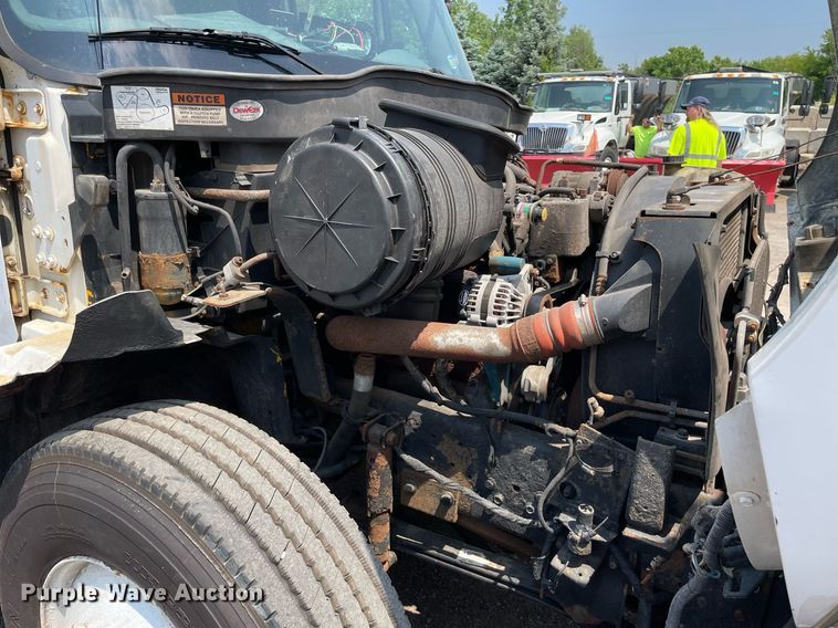 image for item DS8862 2004 International 4300  spreader truck