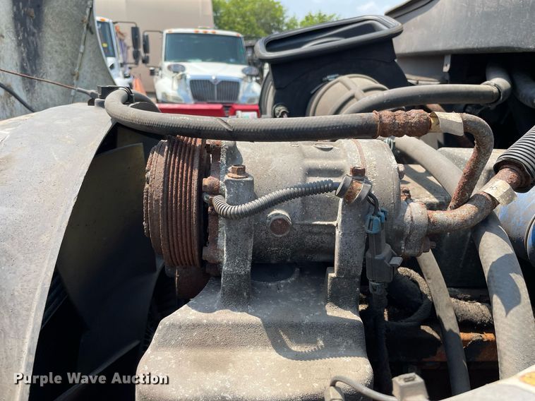 image for item DS8862 2004 International 4300  spreader truck