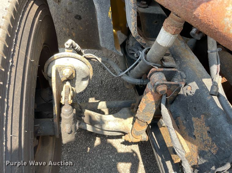 image for item DS8862 2004 International 4300  spreader truck