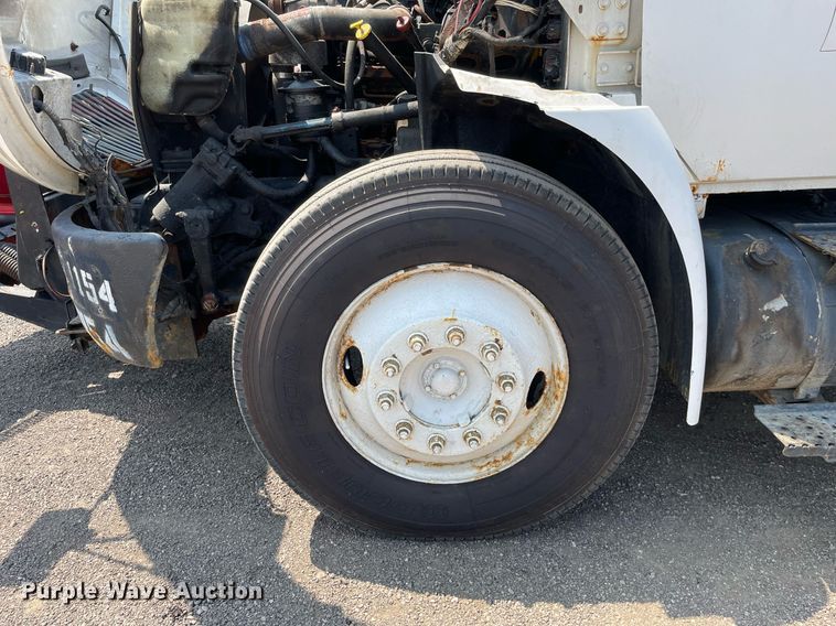 image for item DS8862 2004 International 4300  spreader truck