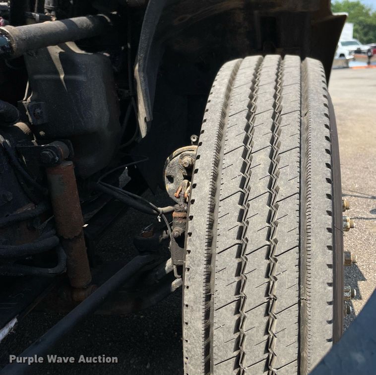 image for item DS8862 2004 International 4300  spreader truck